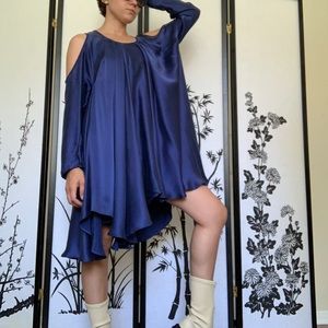 ✨Silk asymmetric hem cold shoulders sleeve dress✨